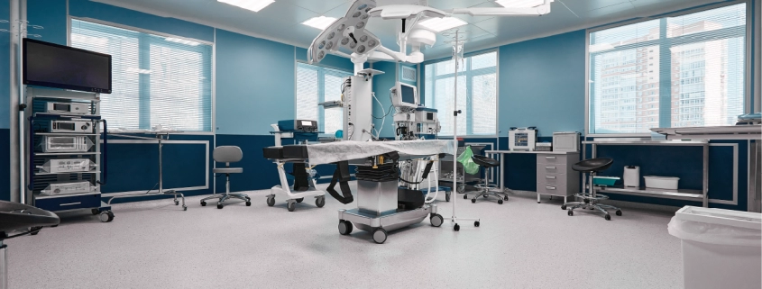 Sala limpa com ambiente controlado para processos industriais e hospitalares